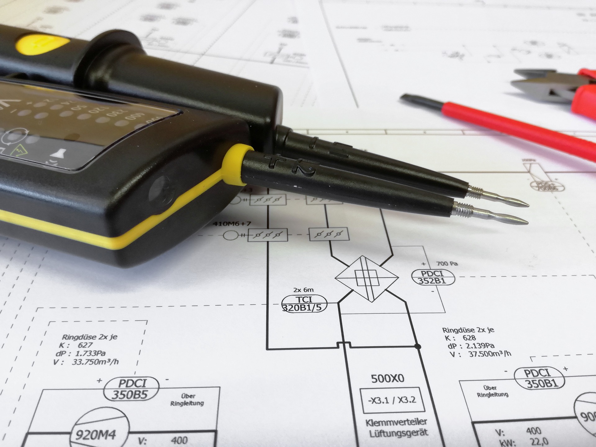 Foto von Elektroplan mit Messgeräten